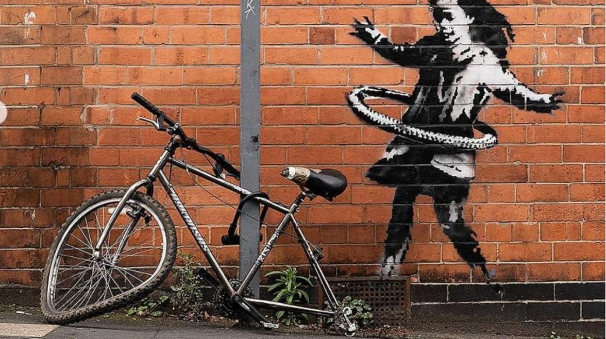 La bicicleta original, junto al mural de Banksy en Nottingham