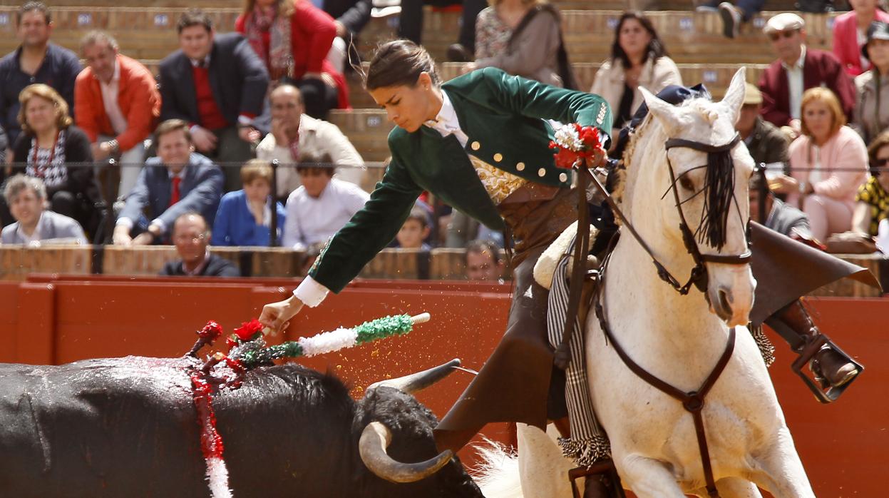 La rejoneadora Lea Vicens, herida al ser mordida por su caballo