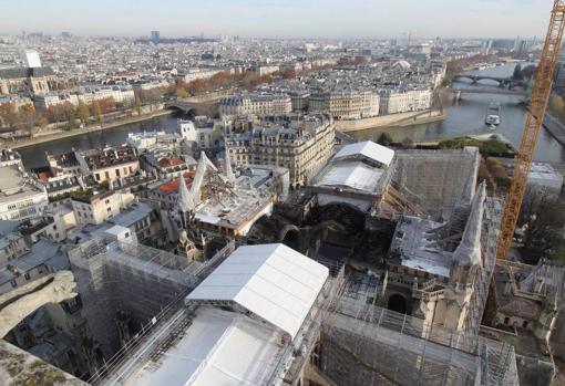 Panorámica aérea de Notre Dame, con la parte incendiada, ya sin andamios