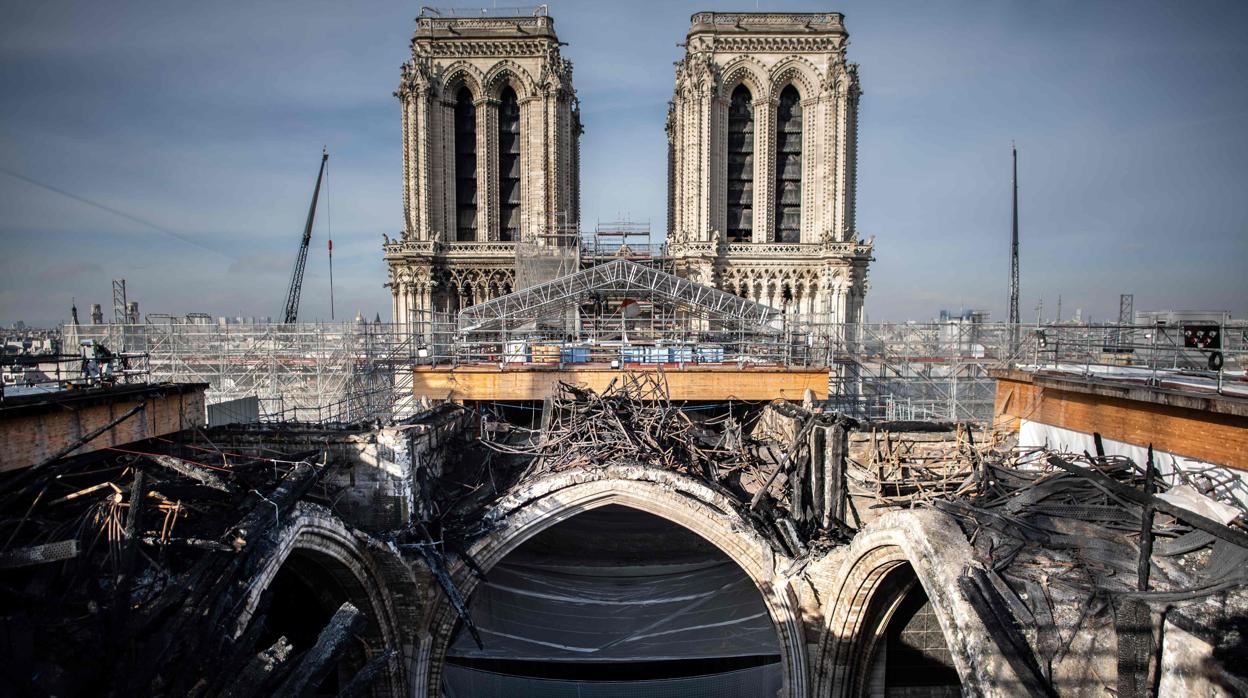 Ayer se acabó de retirar todo el andamiaje quemado en Notre Dame, que suponía una amenaza para la estabilidad del templo