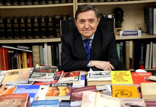 La mesa de su despacho, con los libros utilizados para su ensayo extendidos