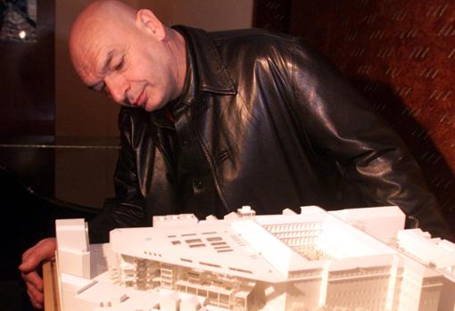 Nouvel con la maqueta de lo que sería la siempre cuestionada ampliación dle museo