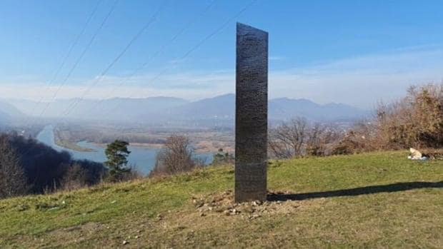 El misterio continúa: aparece un nuevo monolito en la cima de una colina al norte de Rumanía
