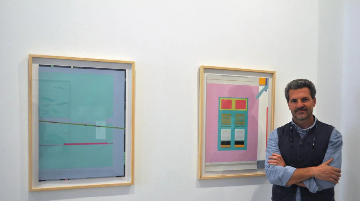 Norberto Gil ante sus cuadros en la exposición de la galería Birimbao de Sevilla