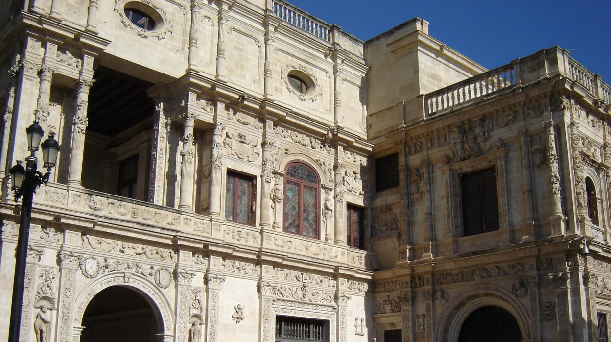 Imagen de la fachada plateresca del Ayuntamiento de Sevilla