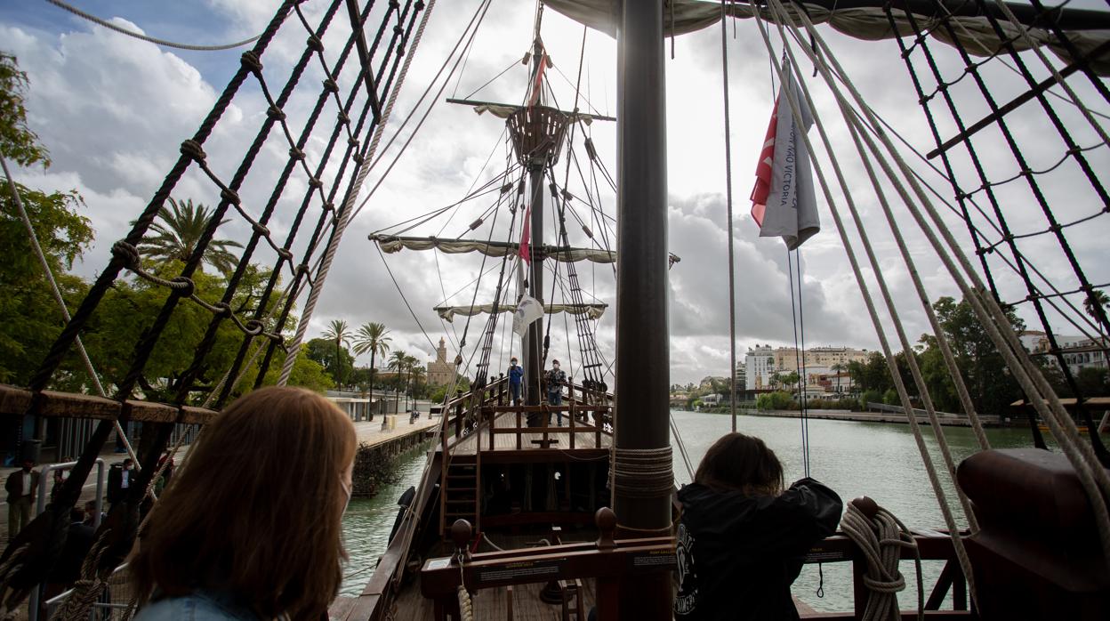 Una réplica de la Nao Victoria se encuentra atracada en Sevilla