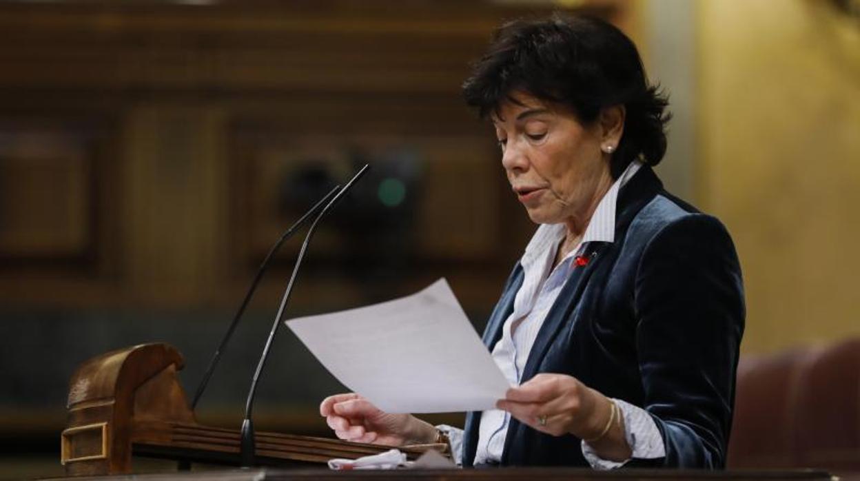 La ministra de Educación, Isabel Celáa, en el Congreso