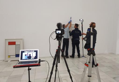 Una cámara fija y otra móvil, durante el montaje de las obras de Mondrian en el Reina Sofía