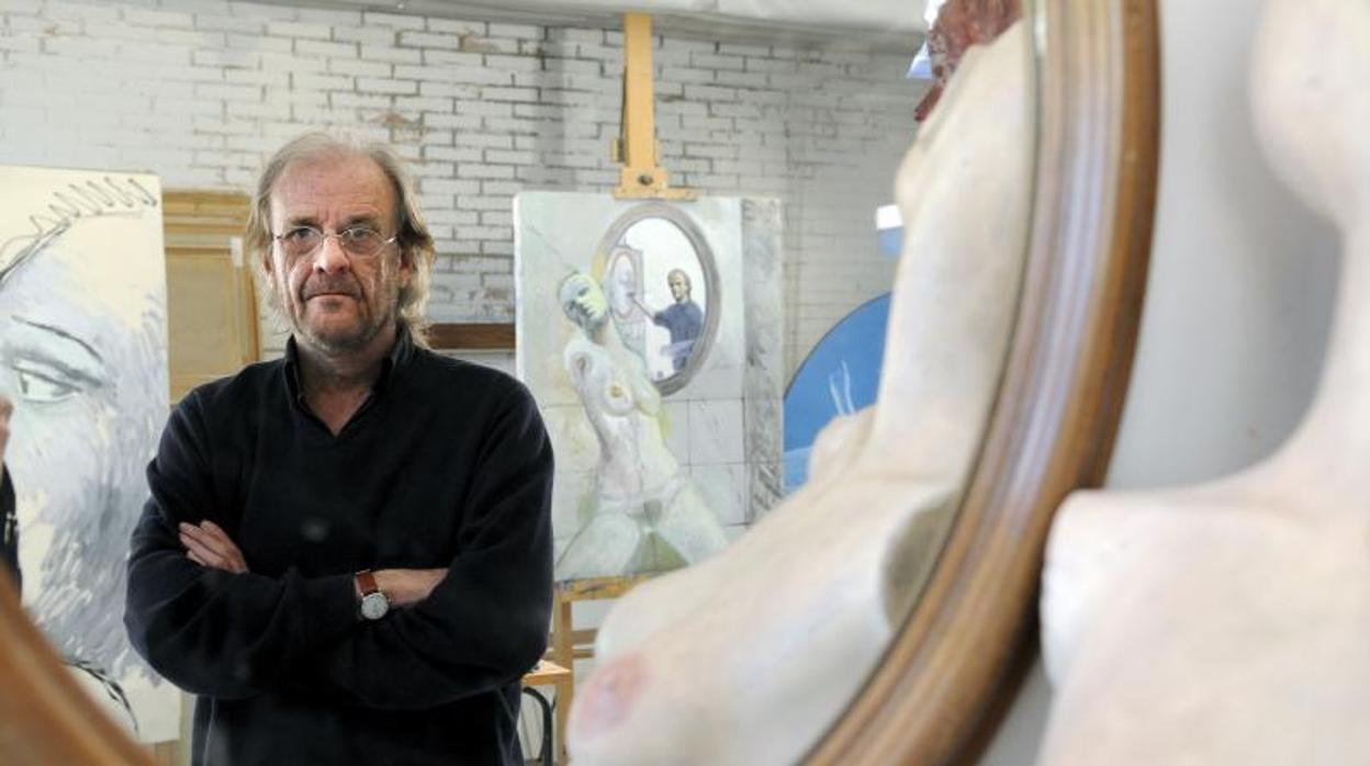 Luis Eduardo Aute, fotografiado en su estudio