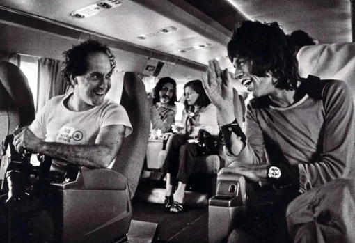 El director de «Cocksucker Blues», Robert Frank, charlando con Mick Jagger durante un vuelo