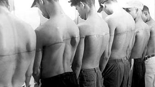 «Línea tatuada en la espalda de personas pagadas por ello», una de las obras del español