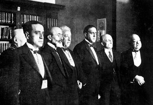 El joven Madariaga, en primer plano, tras ser elegido académico en 1936. Cuarenta años de exilio esperaban a muchos españoles, pero dentro de la RAE se siguió velando por el diálogo y la reconciliación