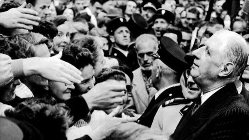 De Gaulle saluda a la multitud
