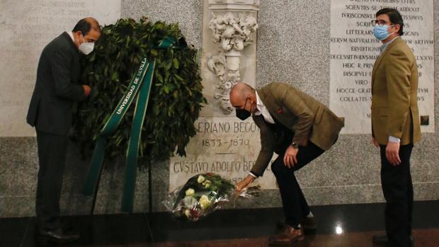 El Ayuntamiento y la Hispalense celebran con una ofrenda floral los 150 años de la muerte de Bécquer