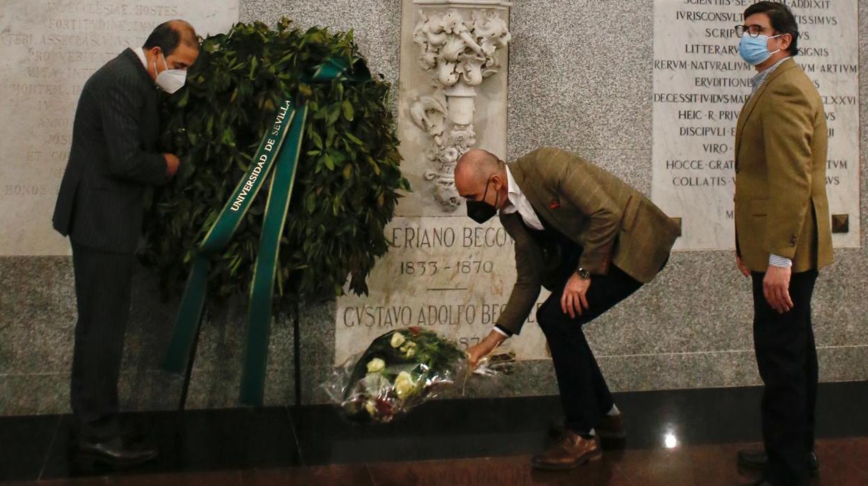 Miguel Ángel Castro, Antonio Muñoz y Álvaro Pimentel realizan la ofrenda en la tumba de los hermanos