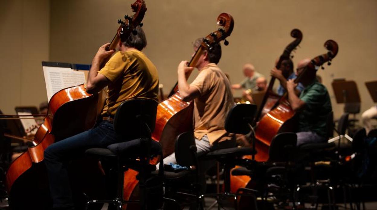 Profesores de la Sinfónica de Sevilla durante un ensayo en el Maestranza