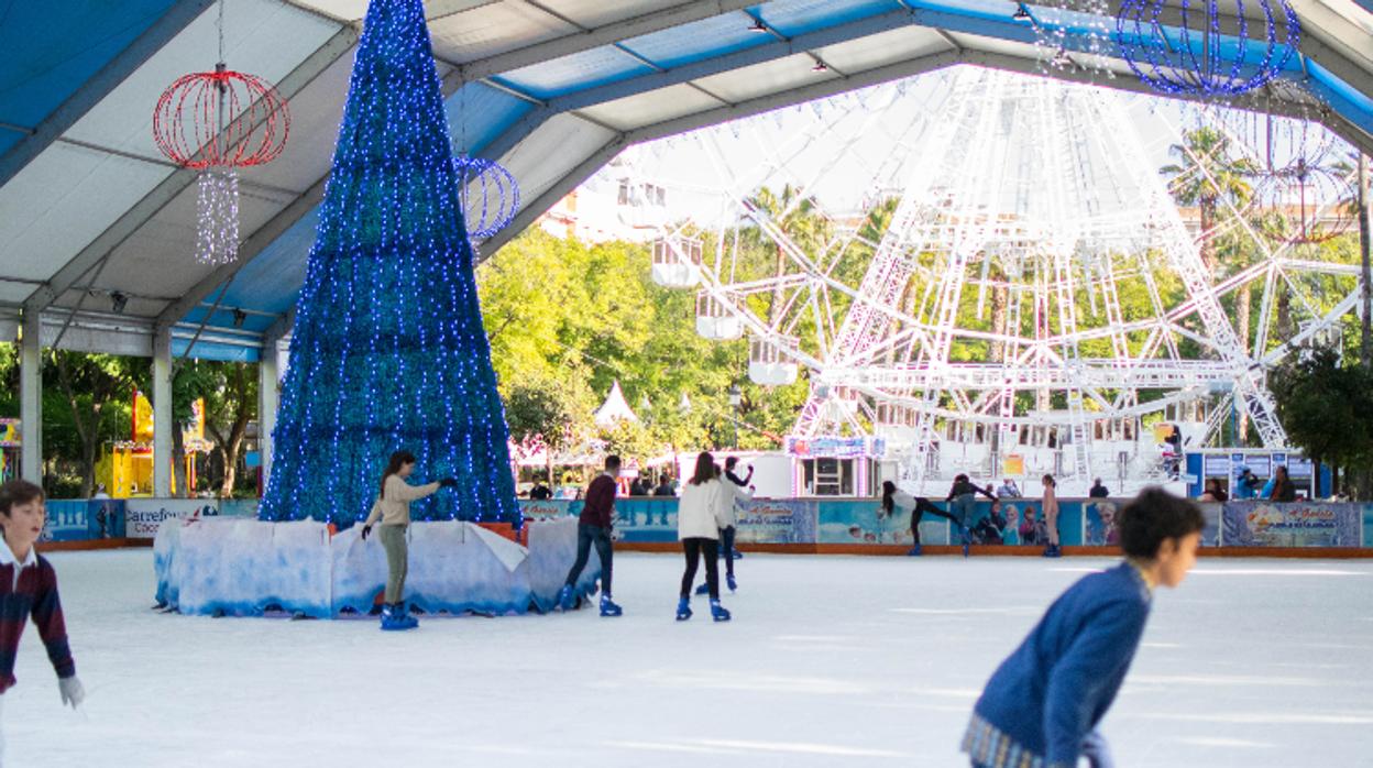 Imagen de la pista de patinaje sobre hielo que estos días se puede disfrutar en Sevilla