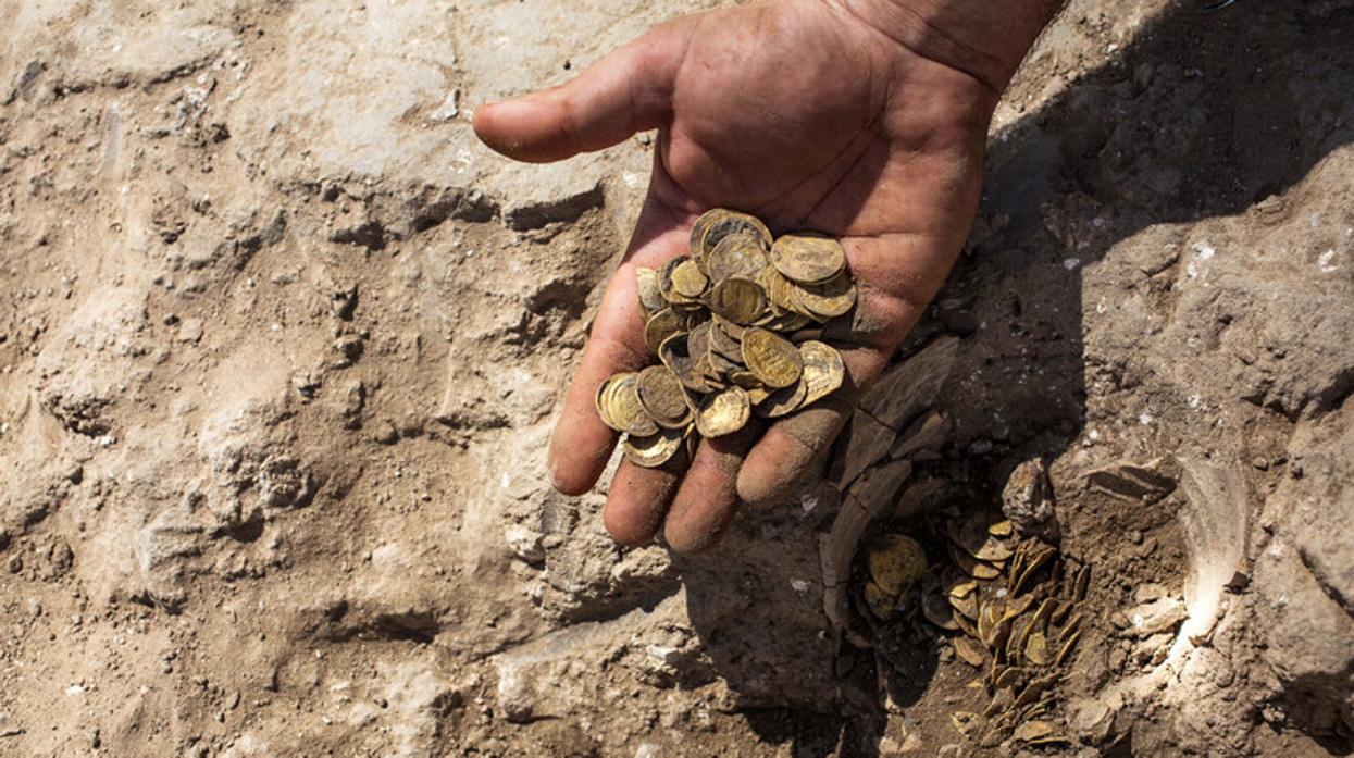 Descubre por casualidad un gran tesoro de monedas de oro celtas de hace 2.000 años