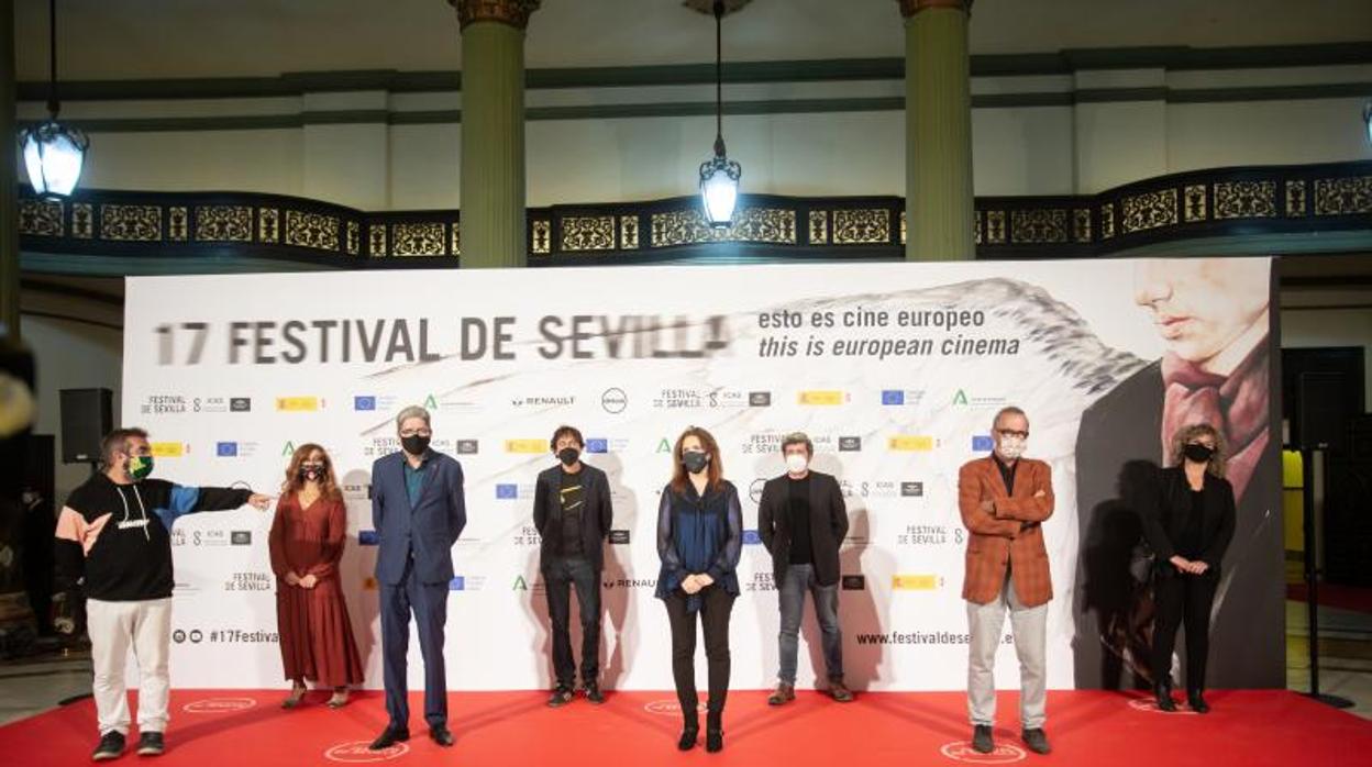 Mascarillas y distancia de seguridad fueron habituales en este 2020, como se pudo ver en la inauguración del Festival de Sevilla de cine europeo