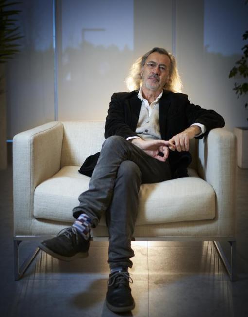 El poeta durante la entrevista