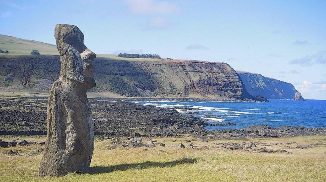 Uno de los enigmáticos moais de la Isla de Pascua