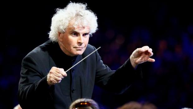 Simon Rattle firma un contrato en Baviera para evadir el Brexit