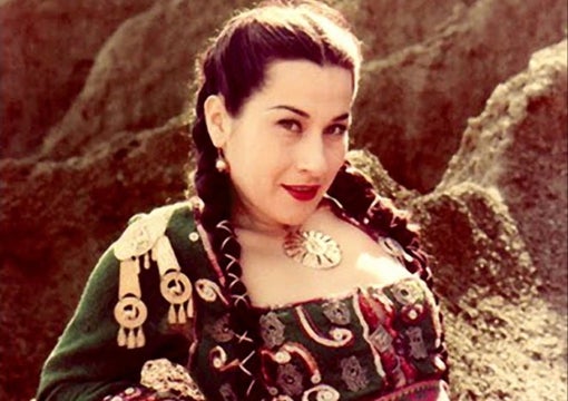 El regreso de Yma Sumac, la soprano inca que cantaba en cinco octavas y se adelantó 70 años a Rosalía