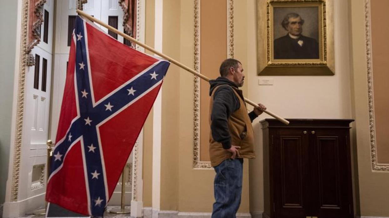 Uno de los simpatizantes de Trump en pleno asalto al Capitolio