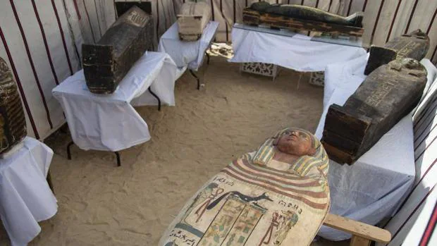 Templos, sarcófagos, un papiro «único»... Los nuevos tesoros que Zahi Hawass ha descubierto en Saqqara
