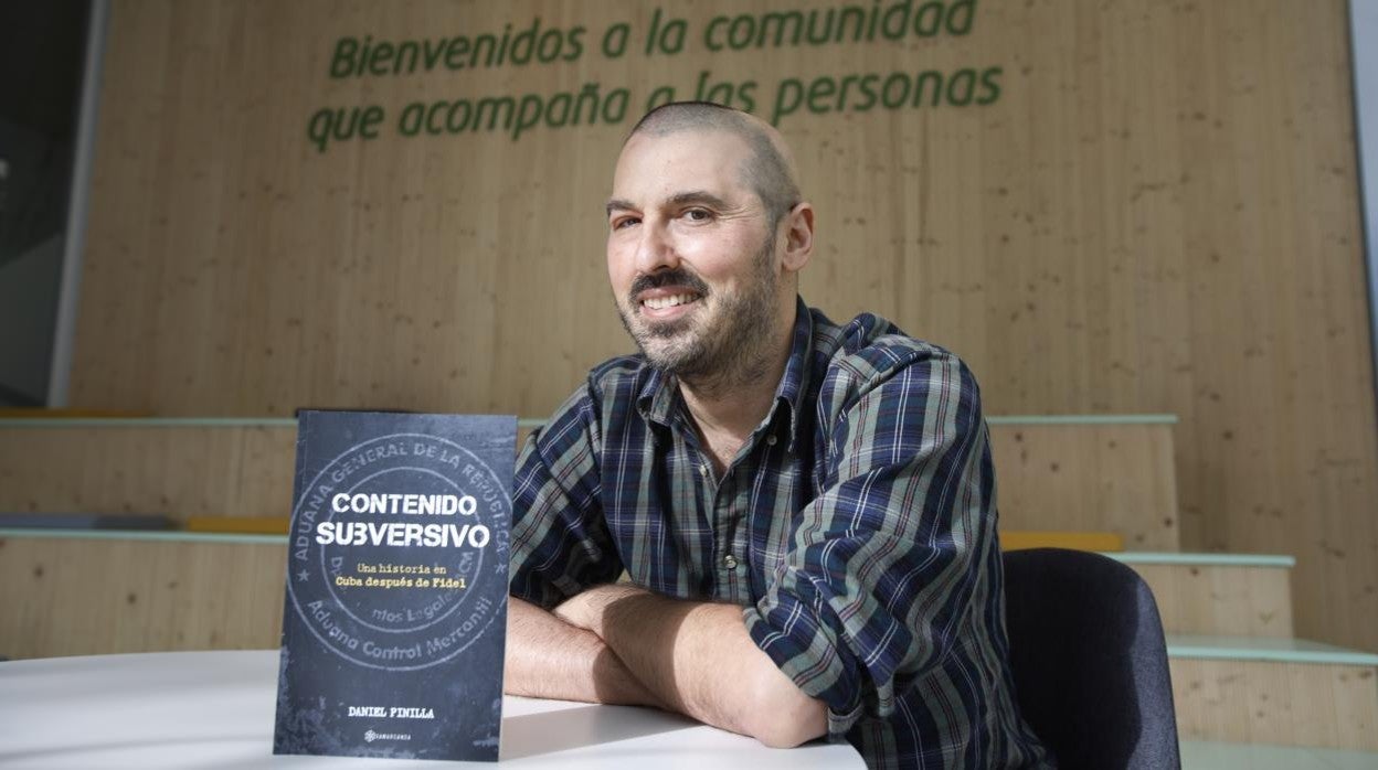 Daniel Pinilla durante la presentación de su novela «Contenido subversivo» el pasado marzo