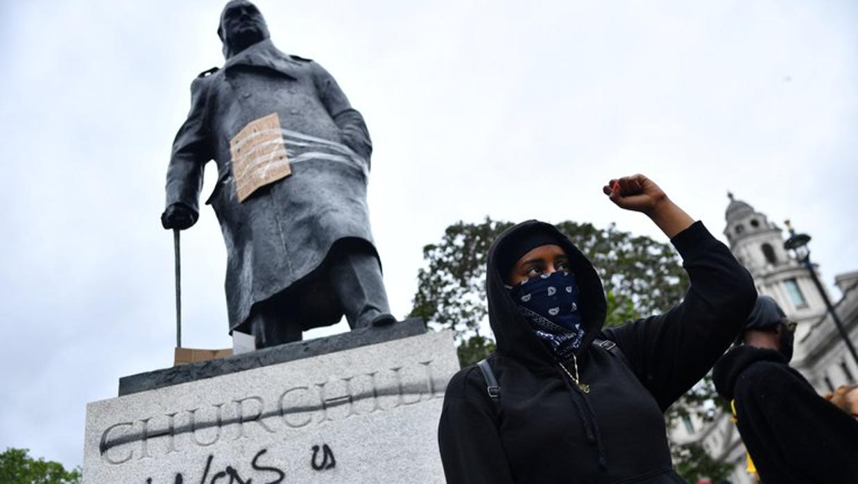 Estatua de Churchill vandalizada durante una manifestación asociada a Black Lives Matter