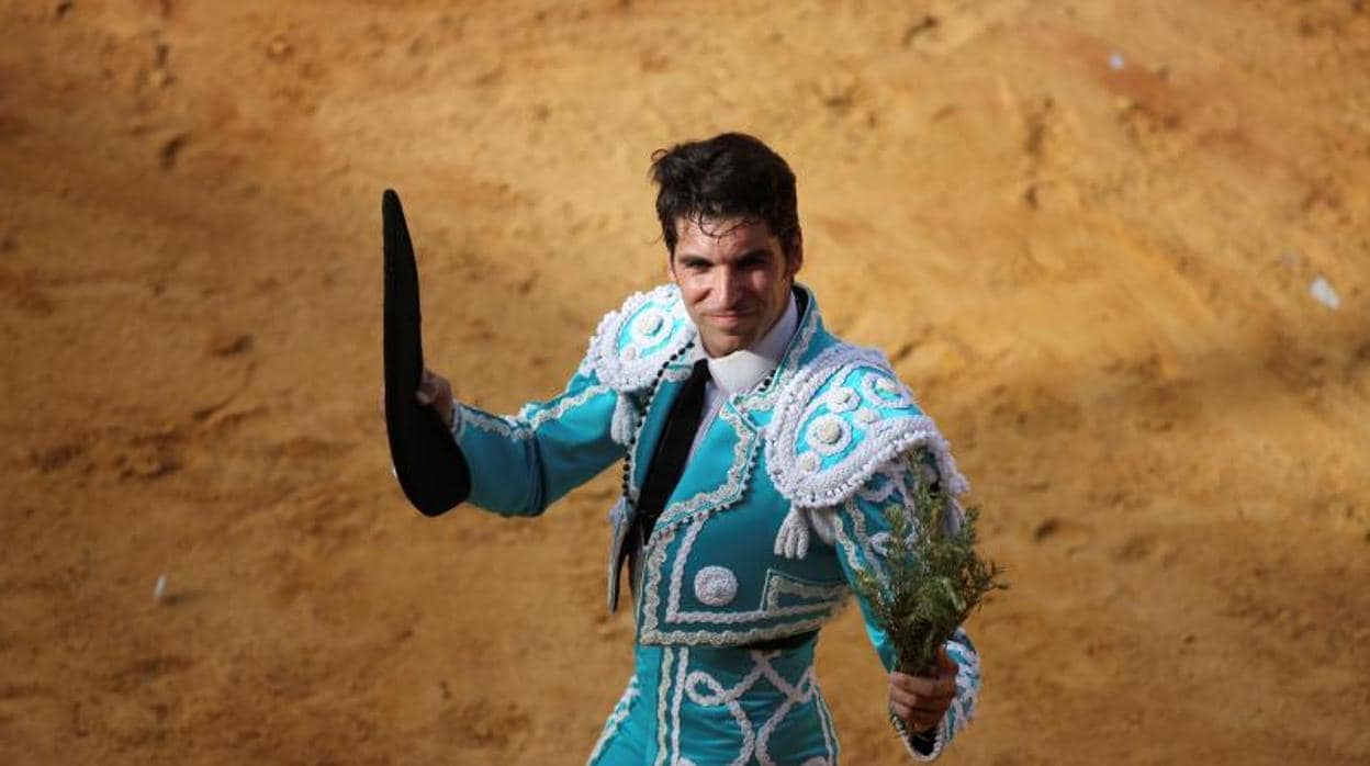 Cayetano Rivera Ordóñez, en una vuelta al ruedo triunfal en Ronda