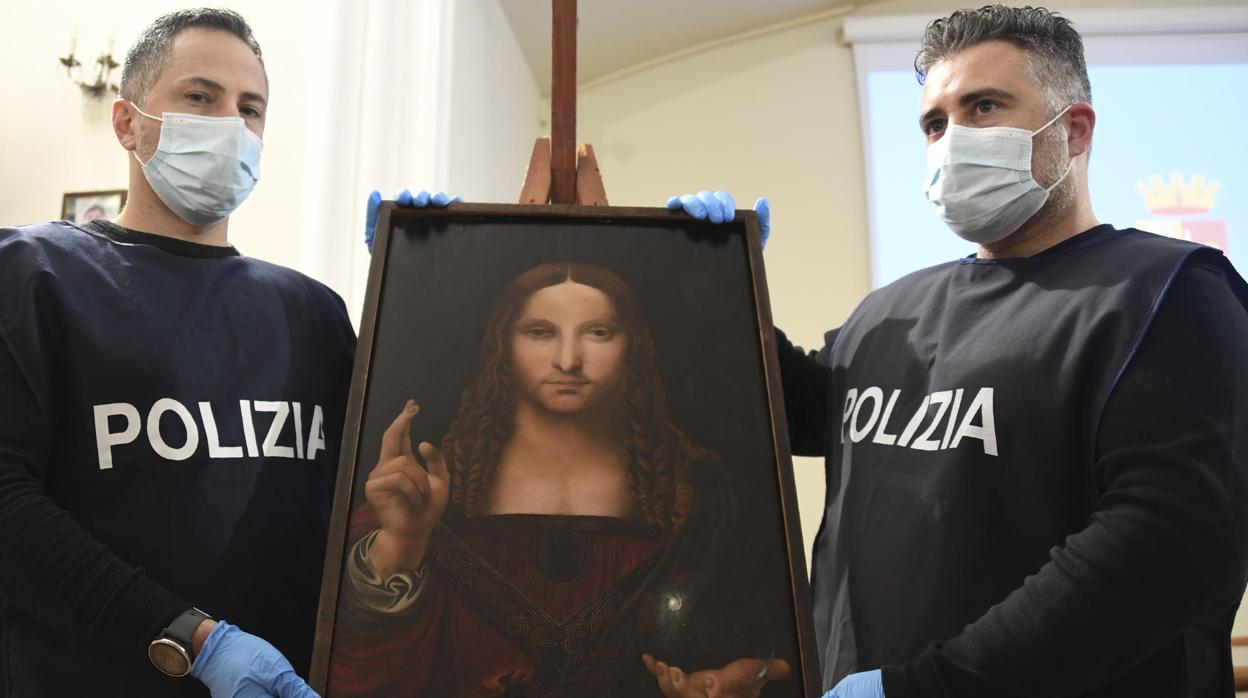 Dos policías, junto al «Salvator Mundi» recuperado en Nápoles