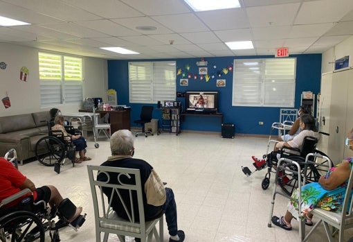 Un concierto para una residencia de ancianos, con el móvil conectado a la televisión