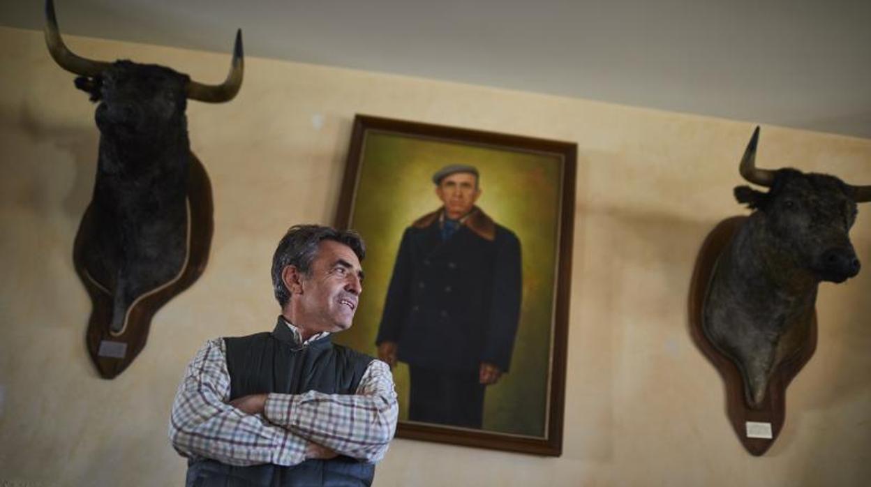 Victorino Martín García posa con el retrato de su padre al fondo en su finca cacereña de «Las Tiesas de Santa María»