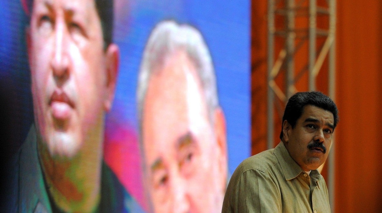 Maduro, delante de un mural con las fotos de Chávez y Castro