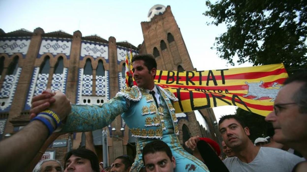 Serafín Marín, a hombros en la Monumental de Barcelona, antes de la prohibición