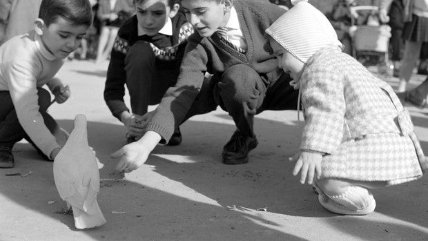 Estampas históricas de la Sevilla en blanco y negro en el Ayuntamiento