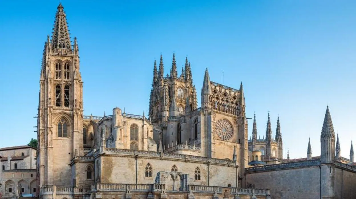 La catedral de Burgos muestra todo su esplendor con las primeras luces del día