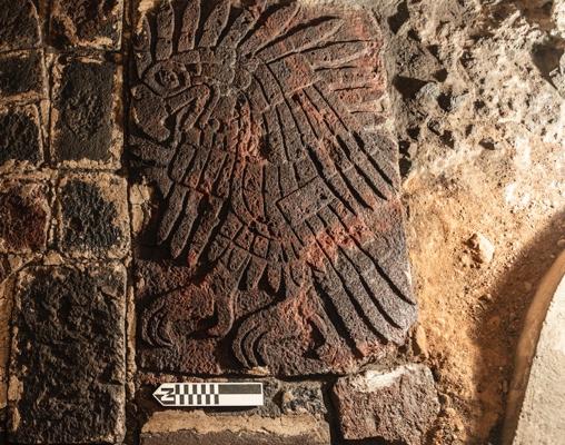 Hallan un relieve de un águila real en el Templo Mayor de la antigua ciudad azteca de Tenochtitlan