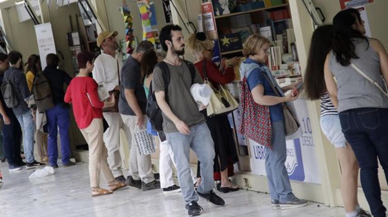 Visitantes en la Feria del Libro de Sevilla del año 2019