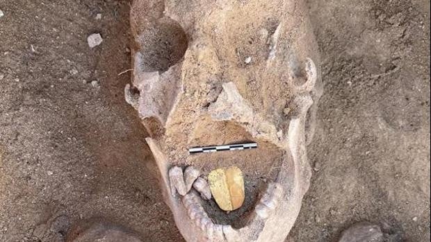 Encuentran una momia con la lengua de oro en Egipto
