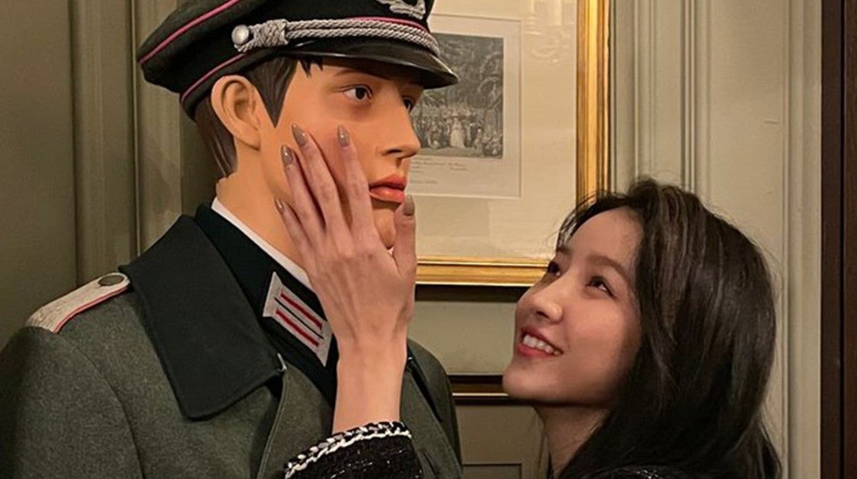 La cantanet Sowon, con el maniquí de la polémica