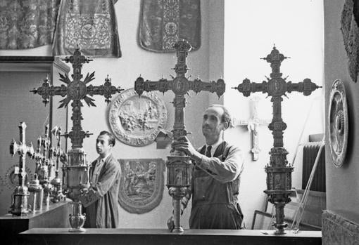 Mayo de 1941. Preparación de una exposición de «arte recuperado» en el Palacio de Exposiciones del Retiro en Madrid. En el centro, la bandeja del «Rapto de las Sabinas» de Cellini de la catedral de Toledo, localizado en París gracias a la colaboración nazi