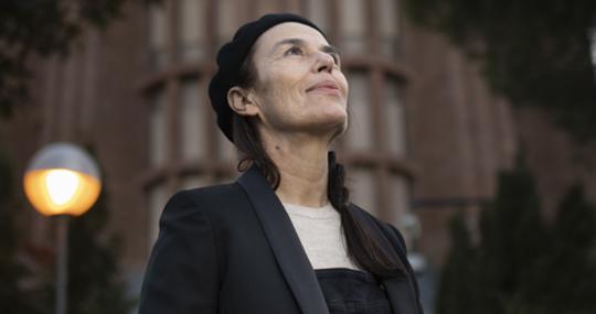 Carmela García, en los exteriores de la Sala Canal de Isabel II