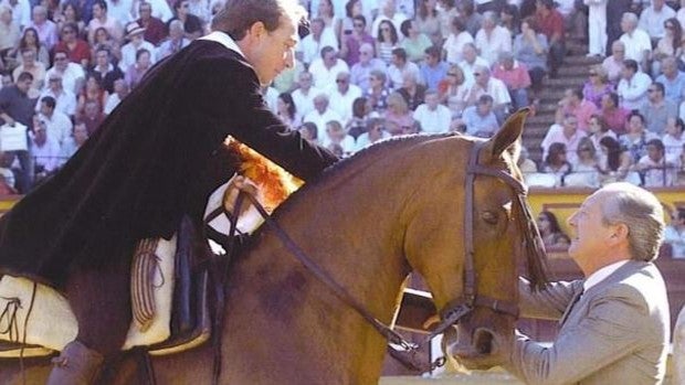 Muere el torilero de la plaza de toros de Badajoz tras estrellarse su avioneta