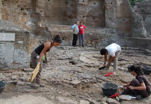 Un grupo de arqueólogos trabajan en el triclinio estivo de Palazzo, que sirvió de modelo para el diseño del complejo del Serapeo-Canopo