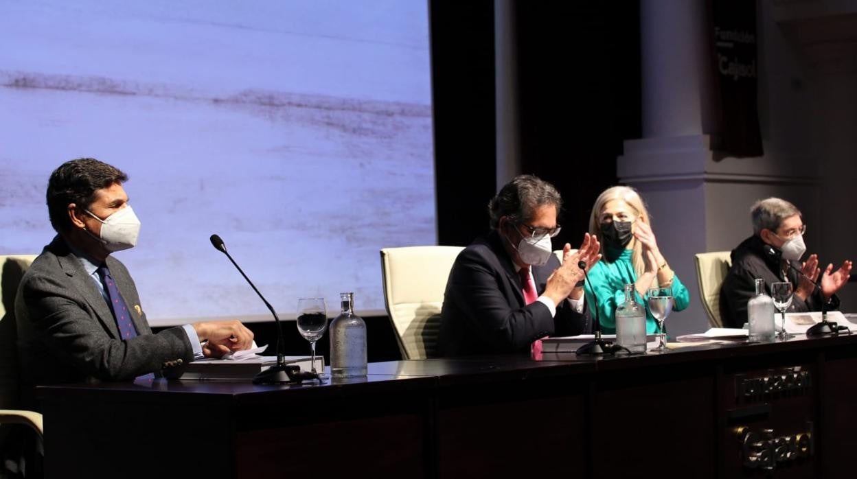 Manuel Laffón, Antonio Pulido, Patricia del Pozo y Juan Bosco Díaz-Urmeneta, duranta la presentación del catálogo razonado de Carman Laffón en Cajasol