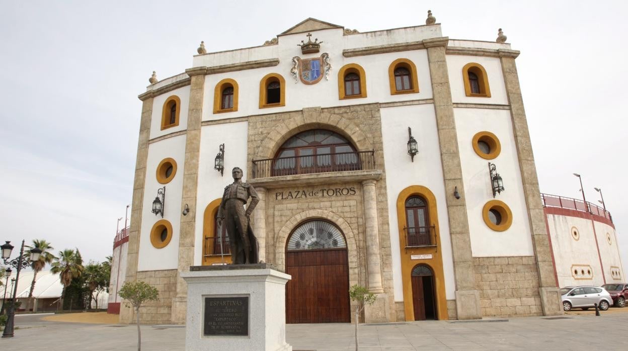 La plaza de toros de Espartinas fue inaugurada en 2005 por Espartaco, Morante de la Puebla y Rivera Ordóñez