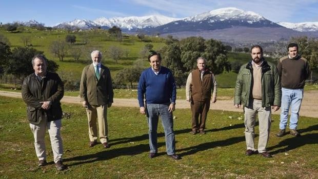 Bailando con lobos entre toros bravos: «El que está en peligro de extinción es el ganadero»